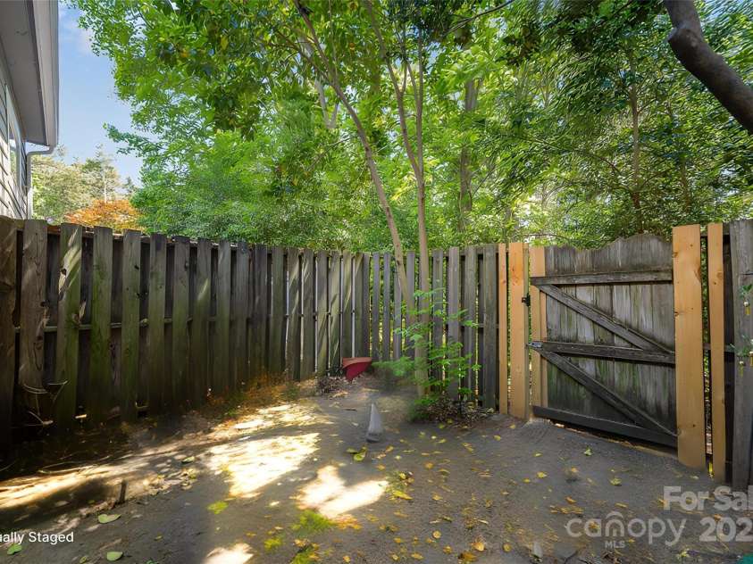 3131 Heathstead Place, Charlotte, NC 28210.  MLS# CAR4252904, YatesRealty ID 30066. 