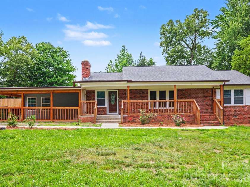 9902 Forest Drive, Charlotte, NC 28216.  MLS# CAR4391851, YatesRealty ID 30066. 