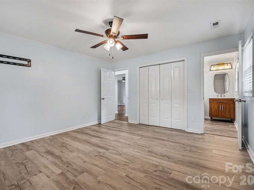 9902 Forest Drive, Charlotte, NC 28216.  MLS# CAR4391851, YatesRealty ID 30066. 
