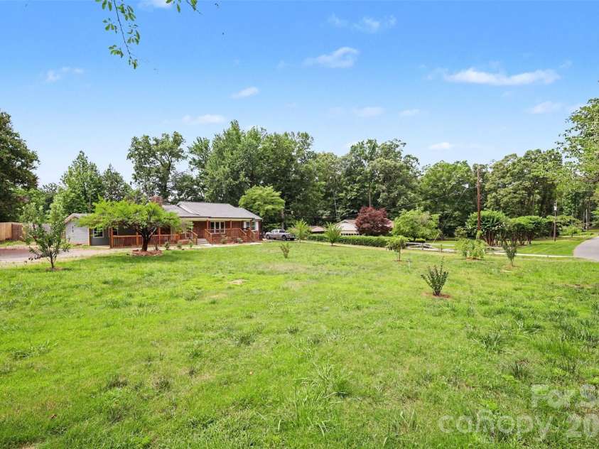 9902 Forest Drive, Charlotte, NC 28216.  MLS# CAR4391851, YatesRealty ID 30066. 