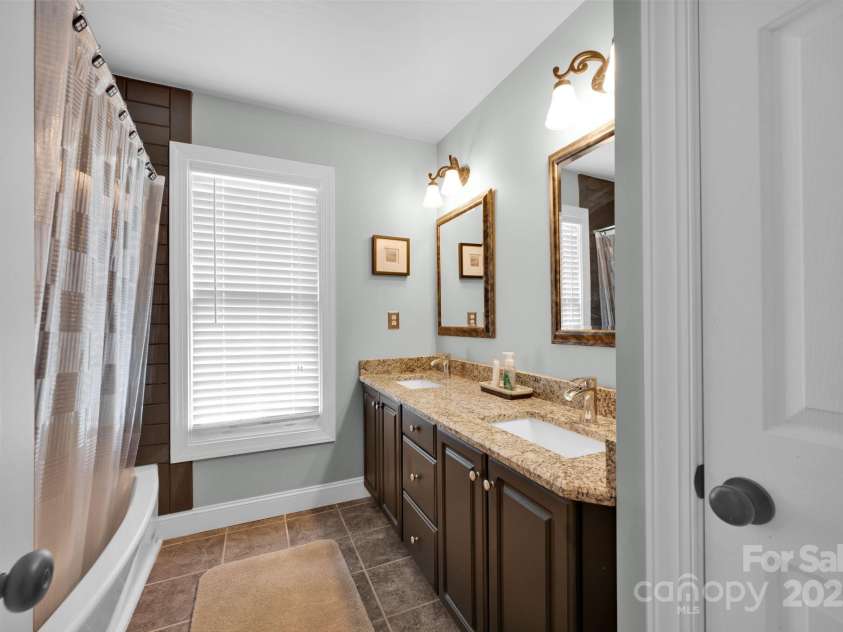 19577 Meta Road, Cornelius, NC 28031.  MLS# CAR4301112, YatesRealty ID 3007. Upstairs shared bath for Bed #2 and #3