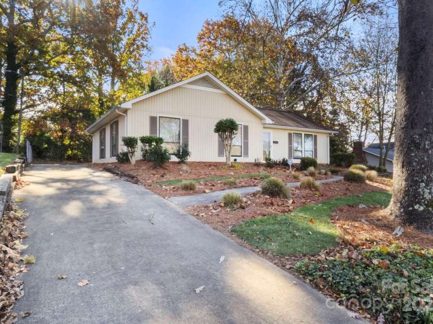 2325 Pinehaven Drive, Gastonia, NC 28054.  MLS# CAR4320832, YatesRealty ID 3007. 