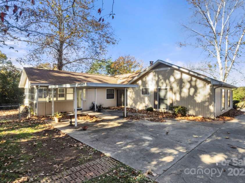 2325 Pinehaven Drive, Gastonia, NC 28054.  MLS# CAR4320832, YatesRealty ID 3007. 