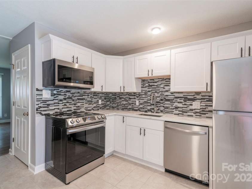 3331 Erskine Drive, Charlotte, NC 28205.  MLS# CAR4285046, YatesRealty ID 30070. 