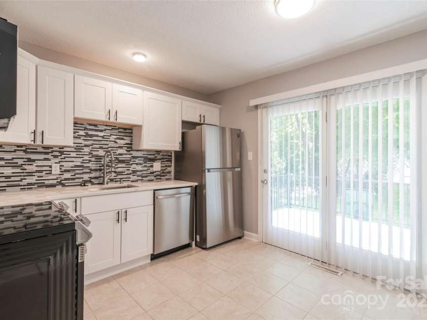 3331 Erskine Drive, Charlotte, NC 28205.  MLS# CAR4285046, YatesRealty ID 30070. 