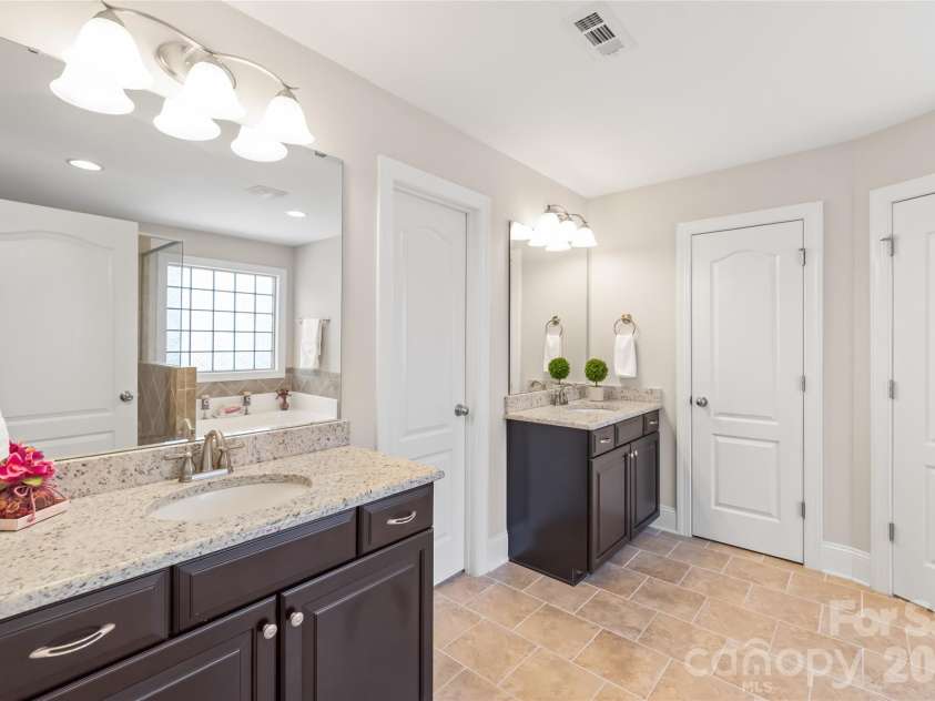 4606 Pebble Run Drive, Matthews, NC 28105.  MLS# CAR4387948, YatesRealty ID 30070. 