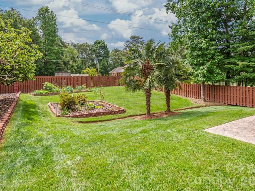 4606 Pebble Run Drive, Matthews, NC 28105.  MLS# CAR4387948, YatesRealty ID 30070. 