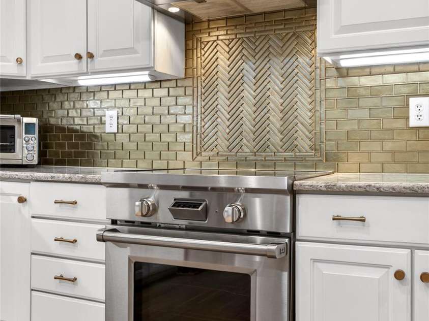 8847 Grand Oak Drive, Charlotte, NC 28277.  MLS# CAR4386922, YatesRealty ID 30071. Wolf induction range
