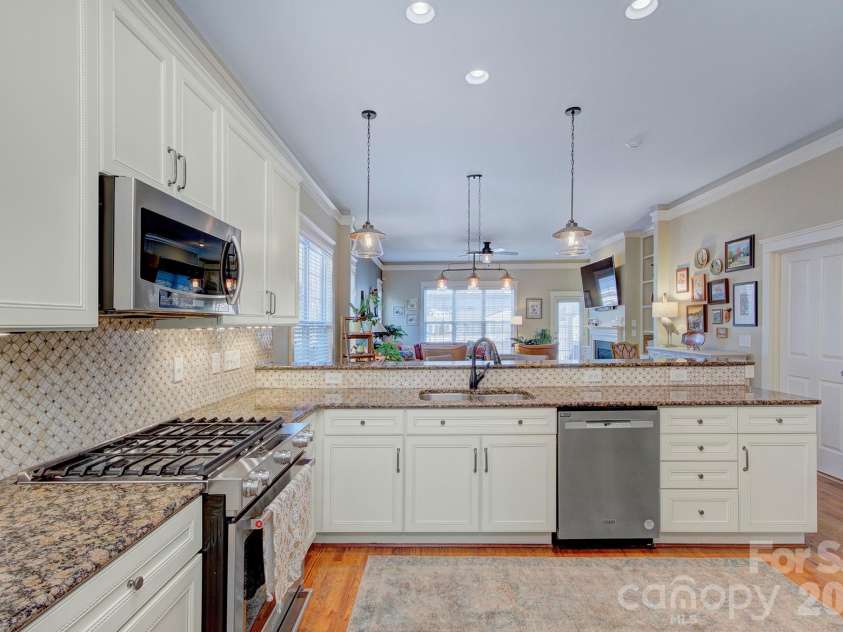 14619 Holly Springs Drive, Huntersville, NC 28078.  MLS# CAR4345807, YatesRealty ID 30073. Expansive kitchen