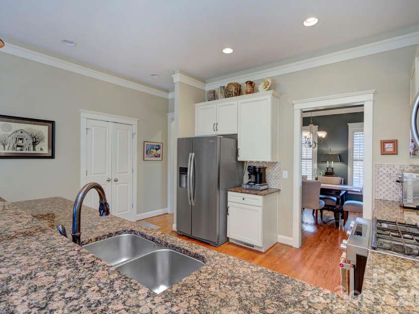 14619 Holly Springs Drive, Huntersville, NC 28078.  MLS# CAR4345807, YatesRealty ID 30073. Kitchen