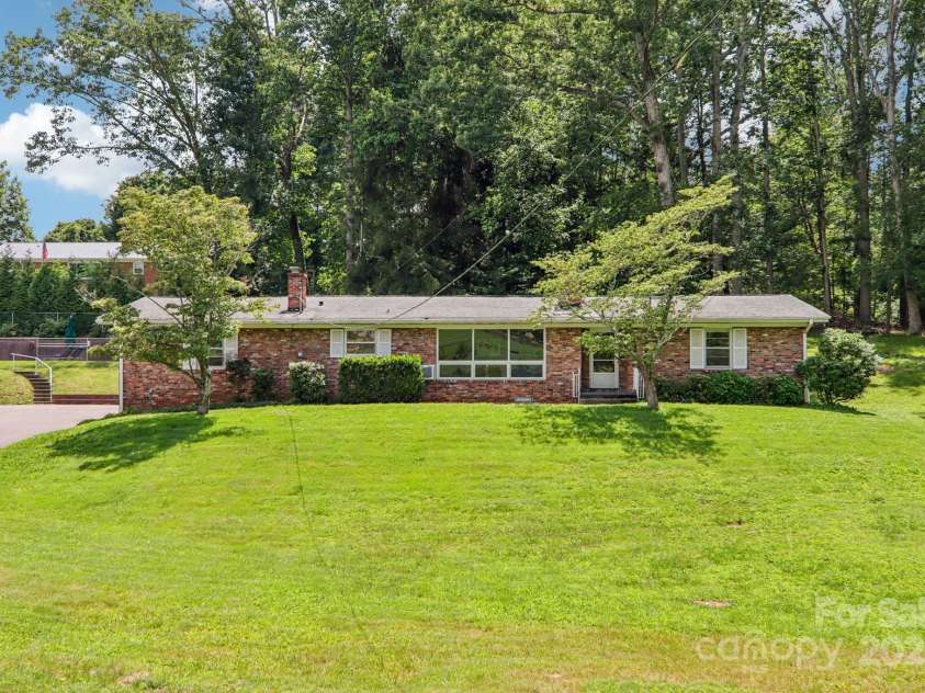 324 Old Leicester Highway, Asheville, NC 28806.  MLS# CAR4223880, YatesRealty ID 30073. Spacious Front Yard