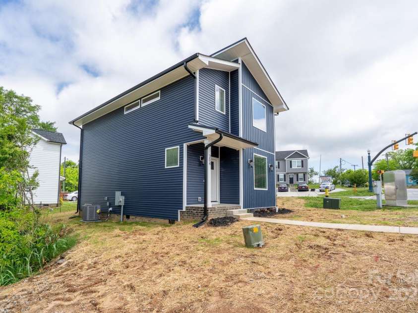 304 Cabarrus Avenue, Concord, NC 28025.  MLS# CAR4263240, YatesRealty ID 30078. 