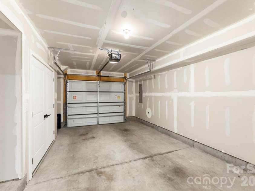 1049 Simcoe Lane, Charlotte, NC 28217.  MLS# CAR4387071, YatesRealty ID 30079. 