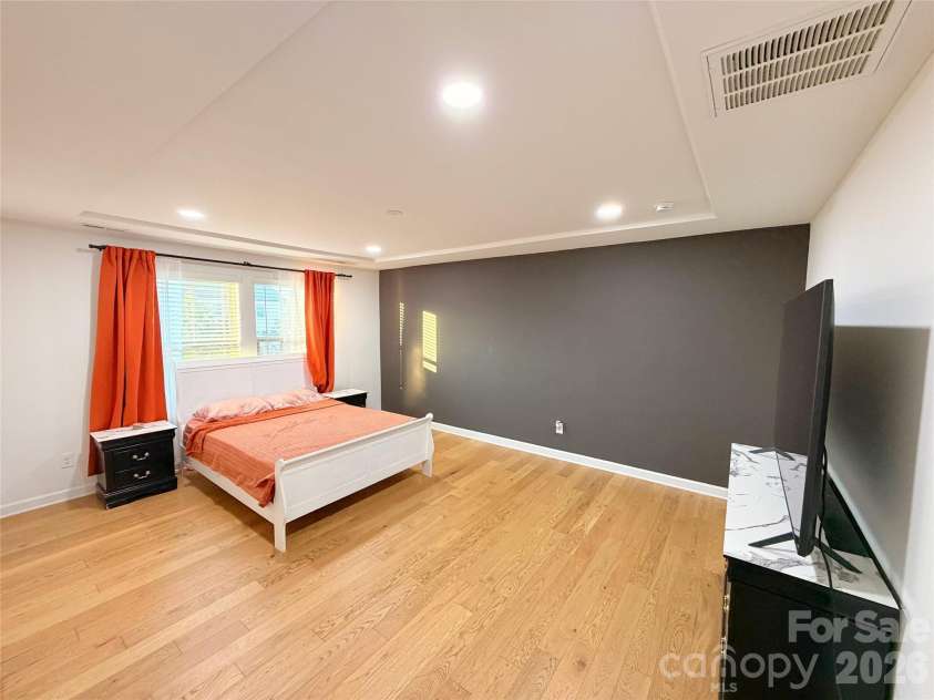 4314 Collingham Drive, Charlotte, NC 28273.  MLS# CAR4389603, YatesRealty ID 30081. Spacious BR w/private BA & WIC Upper