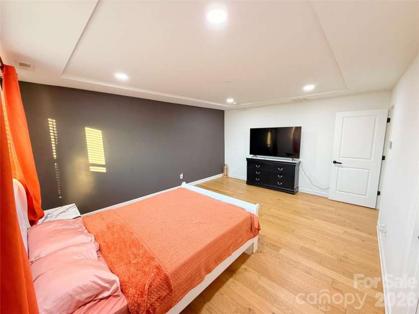 4314 Collingham Drive, Charlotte, NC 28273.  MLS# CAR4389603, YatesRealty ID 30081. Spacious BR w/private BA & WIC Upper