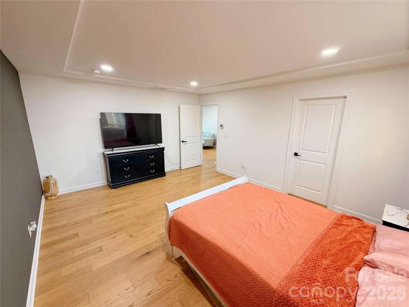 4314 Collingham Drive, Charlotte, NC 28273.  MLS# CAR4389603, YatesRealty ID 30081. Spacious BR w/private BA & WIC Upper