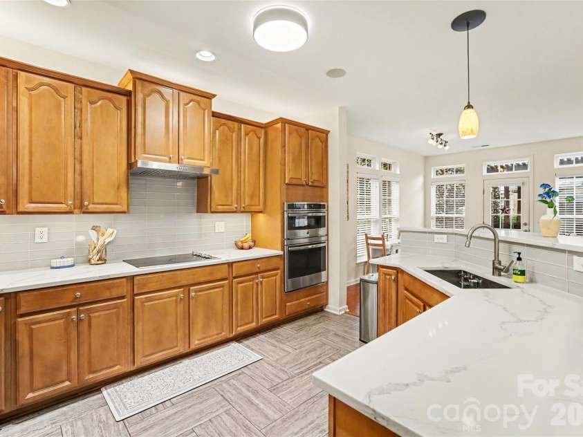 438 Magnolia Street, Davidson, NC 28036.  MLS# CAR4368147, YatesRealty ID 30083. Open kitchen with Quartz counters,updated backsplash, stainless farm style sink, loads of cabinet space