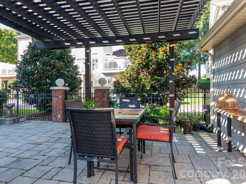 438 Magnolia Street, Davidson, NC 28036.  MLS# CAR4368147, YatesRealty ID 30083. Side yard with beautiful Magnolia trees for privacy