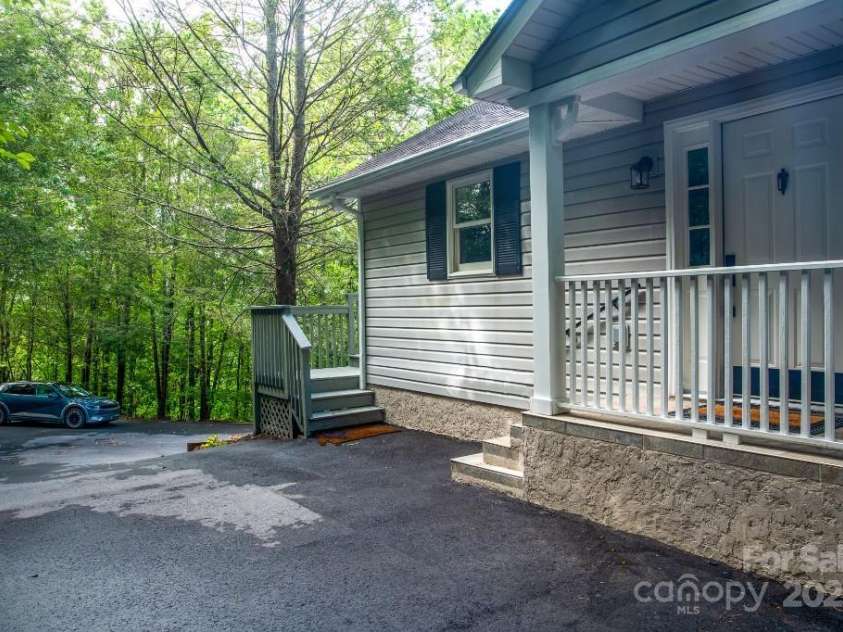 36 Lynx Drive, Black Mountain, NC 28711.  MLS# CAR4281070, YatesRealty ID 30084. 