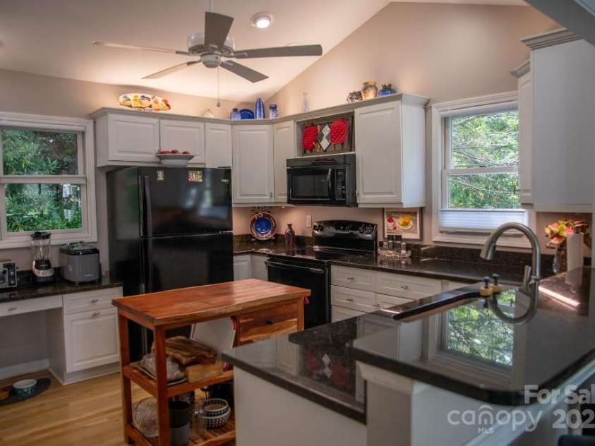 36 Lynx Drive, Black Mountain, NC 28711.  MLS# CAR4281070, YatesRealty ID 30084. 