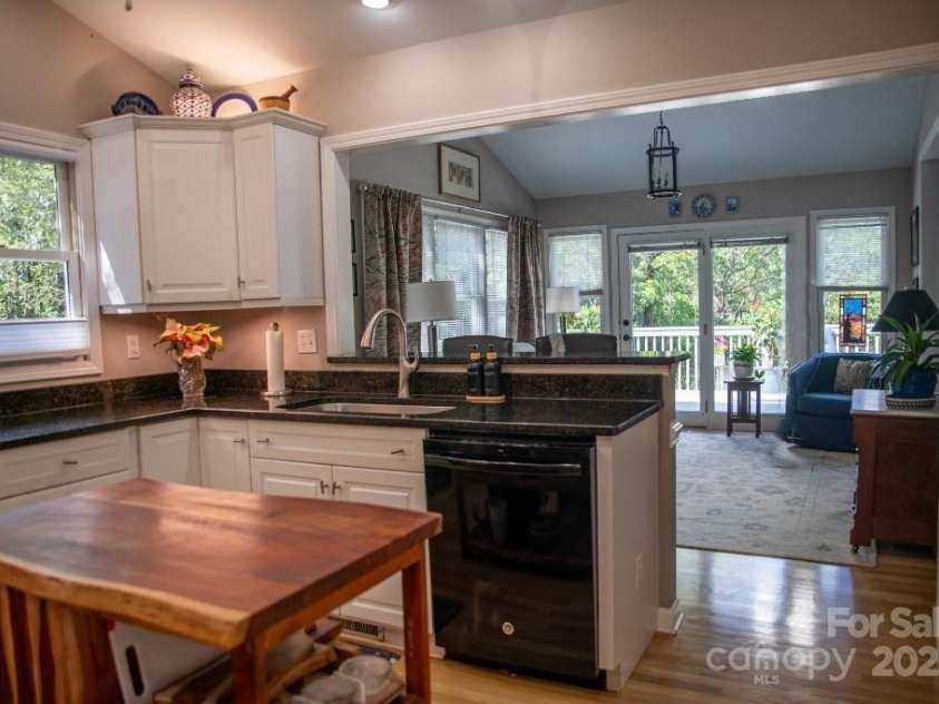 36 Lynx Drive, Black Mountain, NC 28711.  MLS# CAR4281070, YatesRealty ID 30084. 