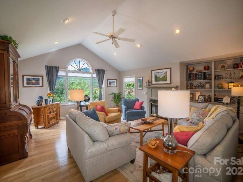 36 Lynx Drive, Black Mountain, NC 28711.  MLS# CAR4281070, YatesRealty ID 30084. 