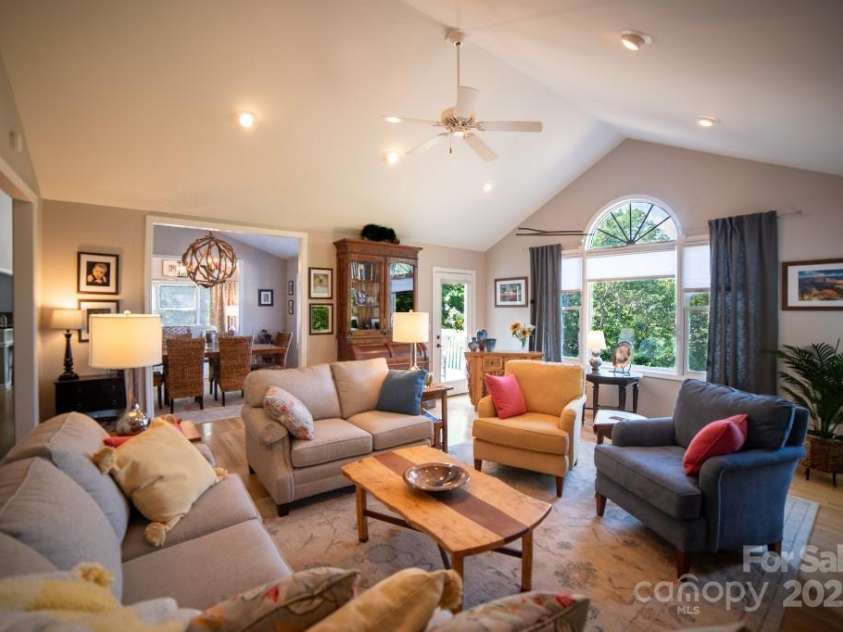 36 Lynx Drive, Black Mountain, NC 28711.  MLS# CAR4281070, YatesRealty ID 30084. 