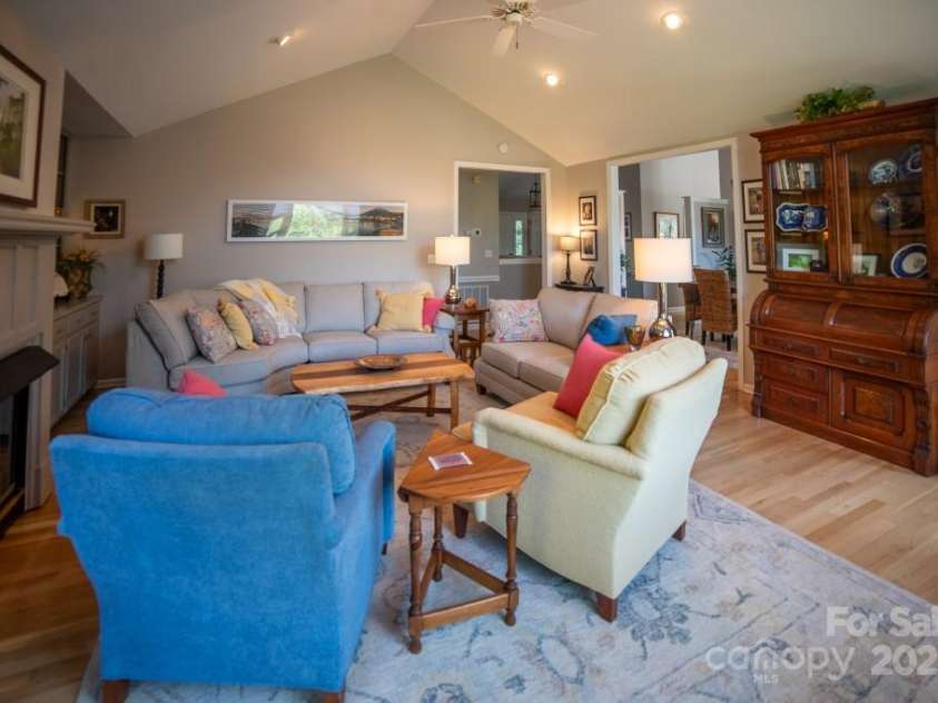 36 Lynx Drive, Black Mountain, NC 28711.  MLS# CAR4281070, YatesRealty ID 30084. 