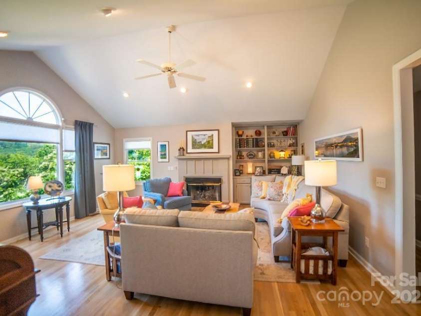 36 Lynx Drive, Black Mountain, NC 28711.  MLS# CAR4281070, YatesRealty ID 30084. 