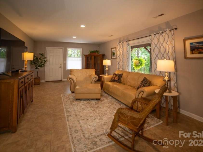 36 Lynx Drive, Black Mountain, NC 28711.  MLS# CAR4281070, YatesRealty ID 30084. 