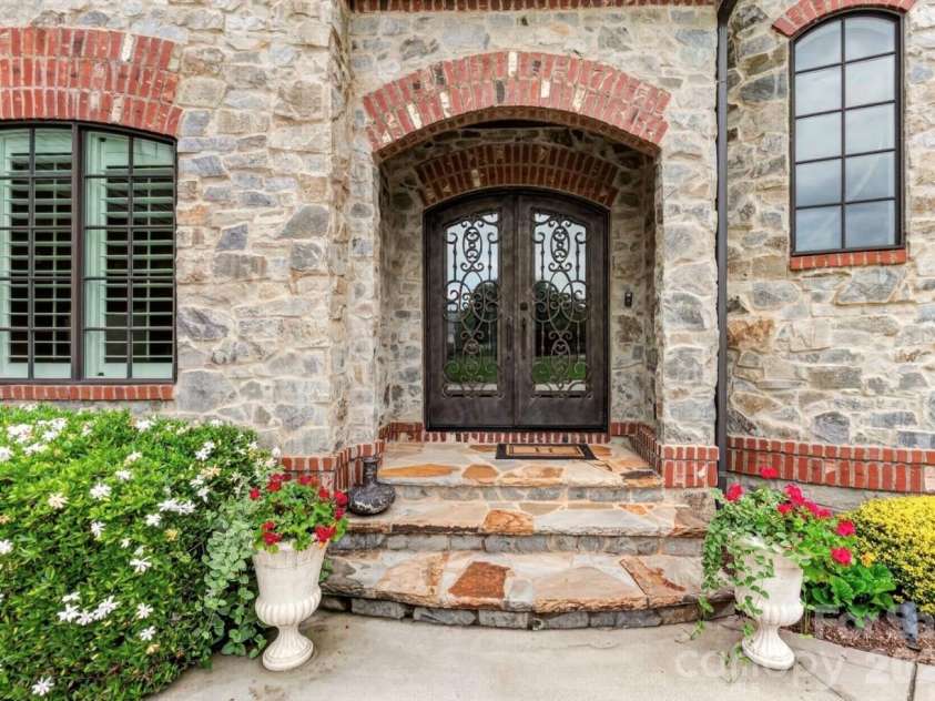 444 Bay Harbour Road, Mooresville, NC 28117.  MLS# CAR4387322, YatesRealty ID 30084. 