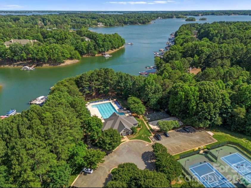 444 Bay Harbour Road, Mooresville, NC 28117.  MLS# CAR4387322, YatesRealty ID 30084. 