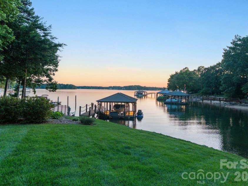 444 Bay Harbour Road, Mooresville, NC 28117.  MLS# CAR4387322, YatesRealty ID 30084. 