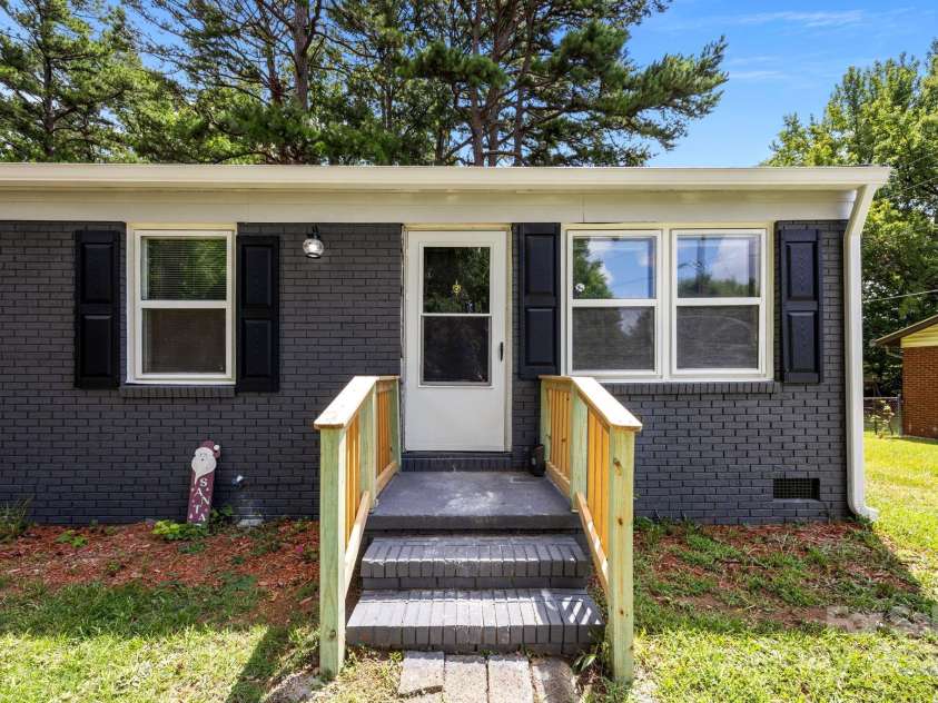 2715 Sonora Lane, Charlotte, NC 28208.  MLS# CAR4284224, YatesRealty ID 30090. 