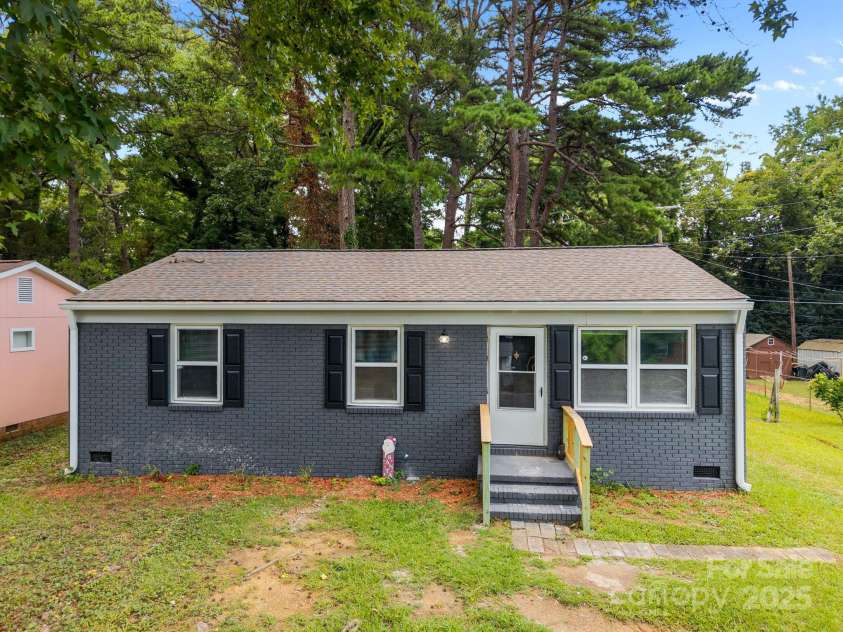 2715 Sonora Lane, Charlotte, NC 28208.  MLS# CAR4284224, YatesRealty ID 30090. 