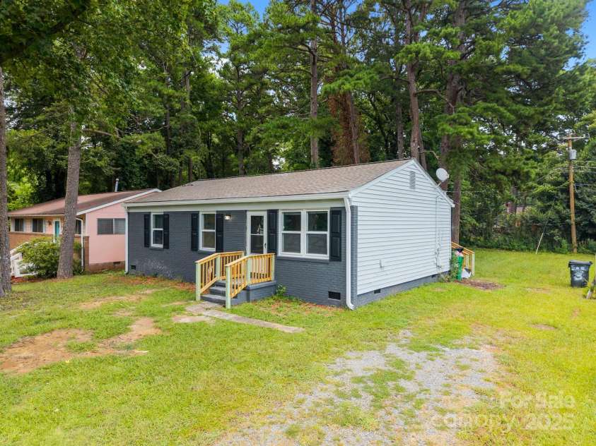 2715 Sonora Lane, Charlotte, NC 28208.  MLS# CAR4284224, YatesRealty ID 30090. 