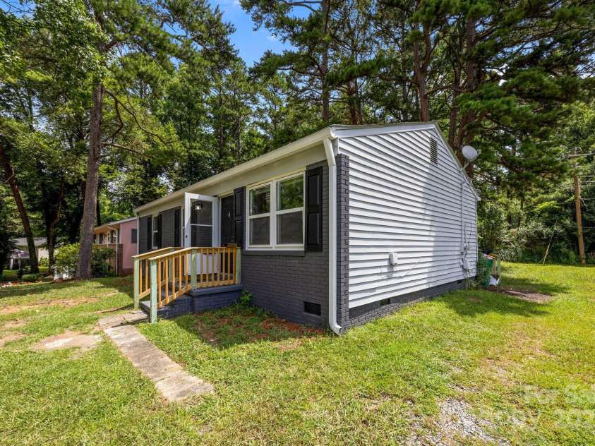 2715 Sonora Lane, Charlotte, NC 28208.  MLS# CAR4284224, YatesRealty ID 30090. 