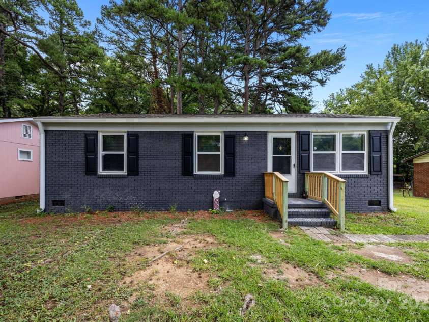 2715 Sonora Lane, Charlotte, NC 28208.  MLS# CAR4284224, YatesRealty ID 30090. 