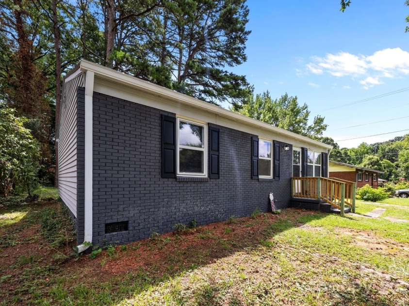 2715 Sonora Lane, Charlotte, NC 28208.  MLS# CAR4284224, YatesRealty ID 30090. 