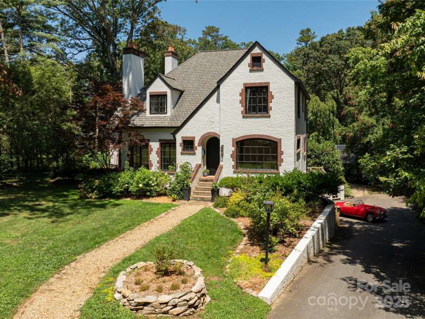 3 Lone Pine Road, Biltmore Forest, NC 28803.  MLS# CAR4286161, YatesRealty ID 30095. 