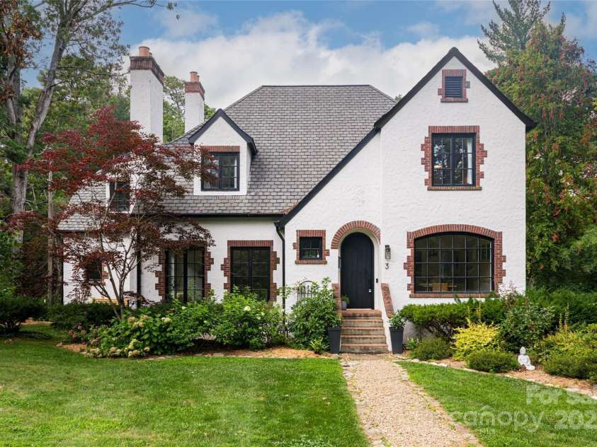 3 Lone Pine Road, Biltmore Forest, NC 28803.  MLS# CAR4286161, YatesRealty ID 30095. Biltmore Forest Oasis