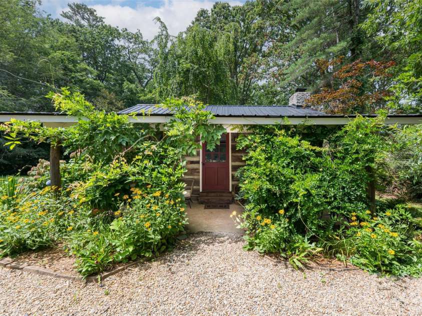 3 Lone Pine Road, Biltmore Forest, NC 28803.  MLS# CAR4286161, YatesRealty ID 30095. Cabin