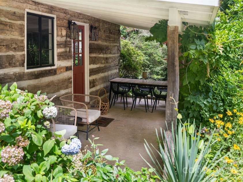 3 Lone Pine Road, Biltmore Forest, NC 28803.  MLS# CAR4286161, YatesRealty ID 30095. Cabin