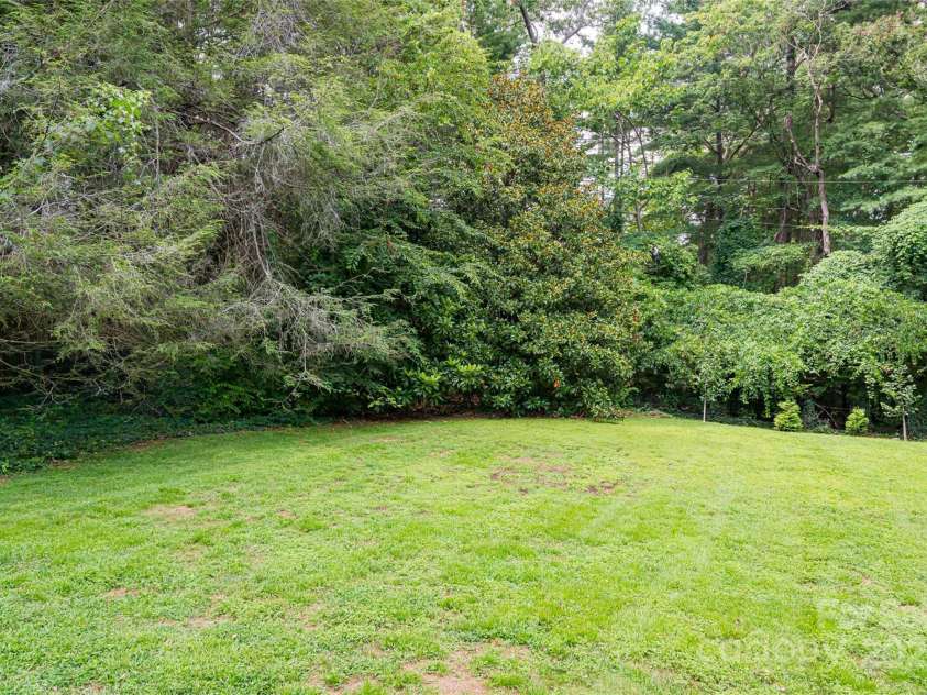 3 Lone Pine Road, Biltmore Forest, NC 28803.  MLS# CAR4286161, YatesRealty ID 30095. Flat backyard