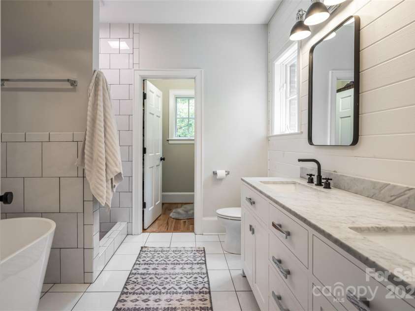 3 Lone Pine Road, Biltmore Forest, NC 28803.  MLS# CAR4286161, YatesRealty ID 30095. Primary Bath On Main