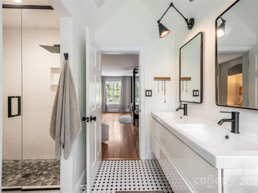 3 Lone Pine Road, Biltmore Forest, NC 28803.  MLS# CAR4286161, YatesRealty ID 30095. Primary Bath On Upper