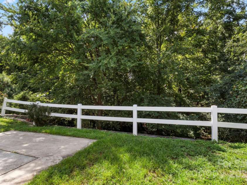 6708 Vlosi Drive, Charlotte, NC 28226.  MLS# CAR4286923, YatesRealty ID 30096. 