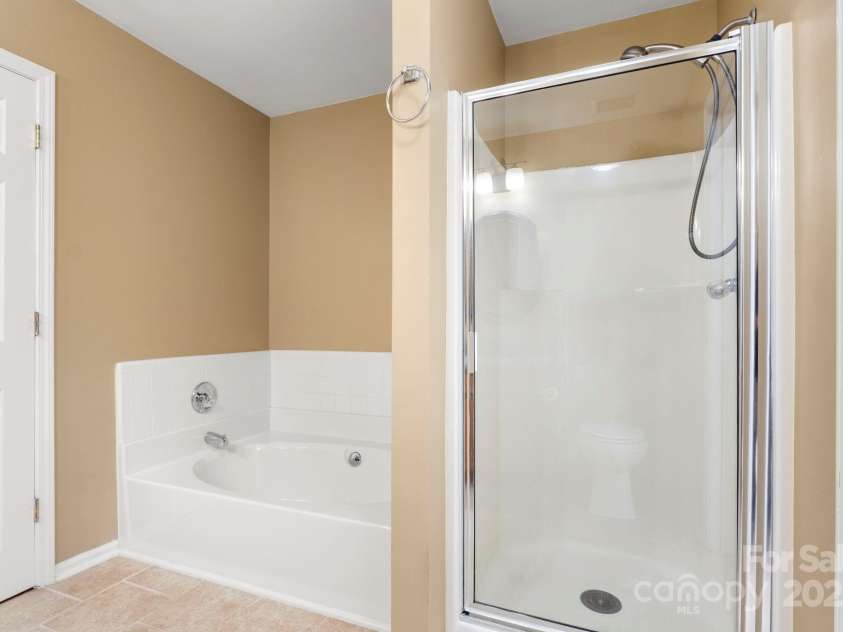 6708 Vlosi Drive, Charlotte, NC 28226.  MLS# CAR4286923, YatesRealty ID 30096. 
