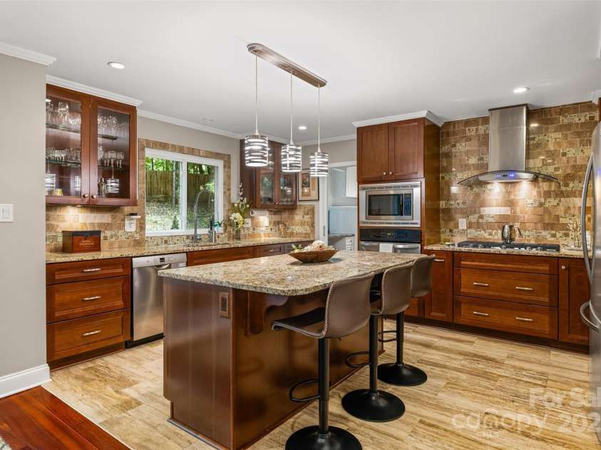 605 Giles Court, Matthews, NC 28105.  MLS# CAR4283220, YatesRealty ID 30099. 