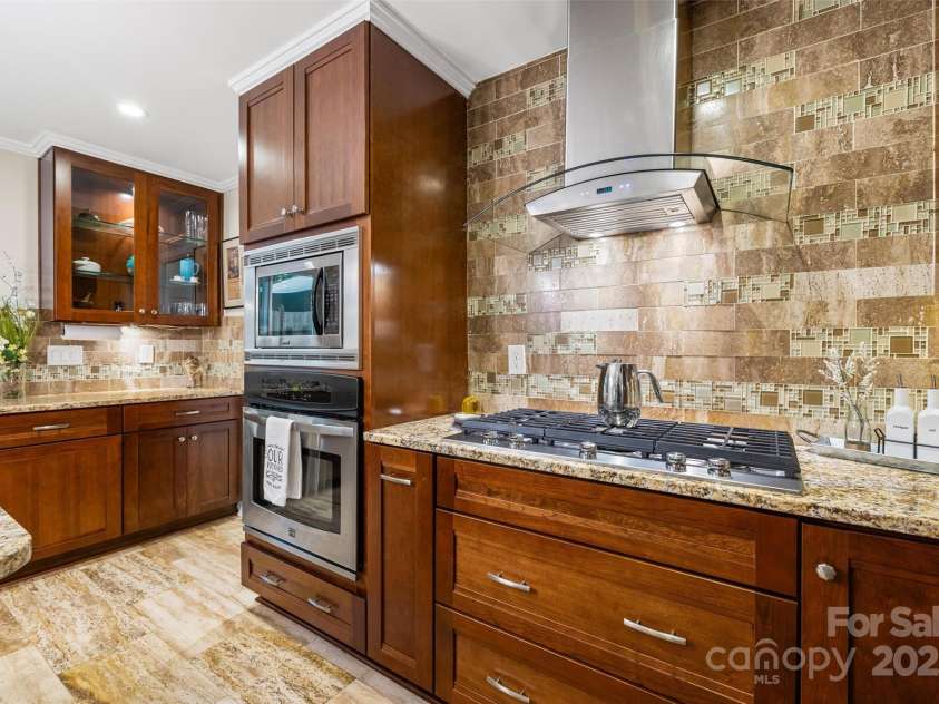 605 Giles Court, Matthews, NC 28105.  MLS# CAR4283220, YatesRealty ID 30099. 